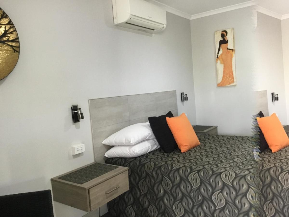 בונדברג Golden Palms Motor Inn מראה חיצוני תמונה