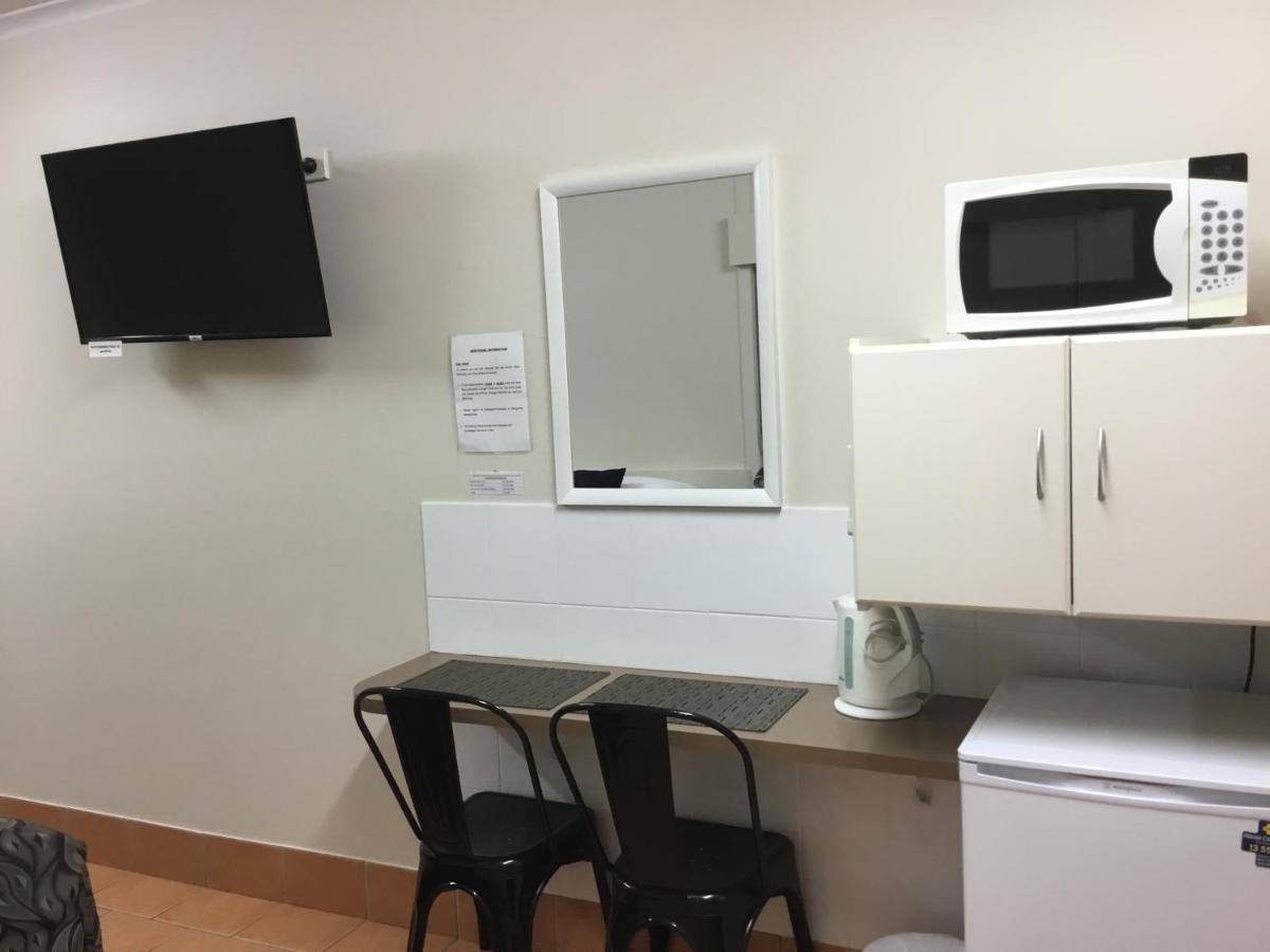 בונדברג Golden Palms Motor Inn מראה חיצוני תמונה