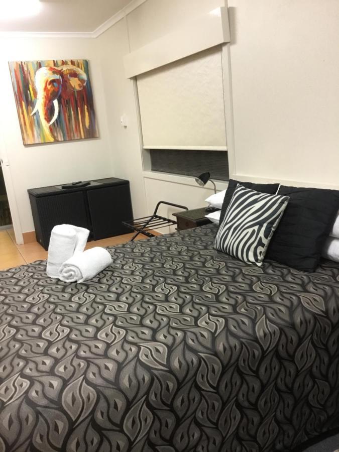 בונדברג Golden Palms Motor Inn מראה חיצוני תמונה