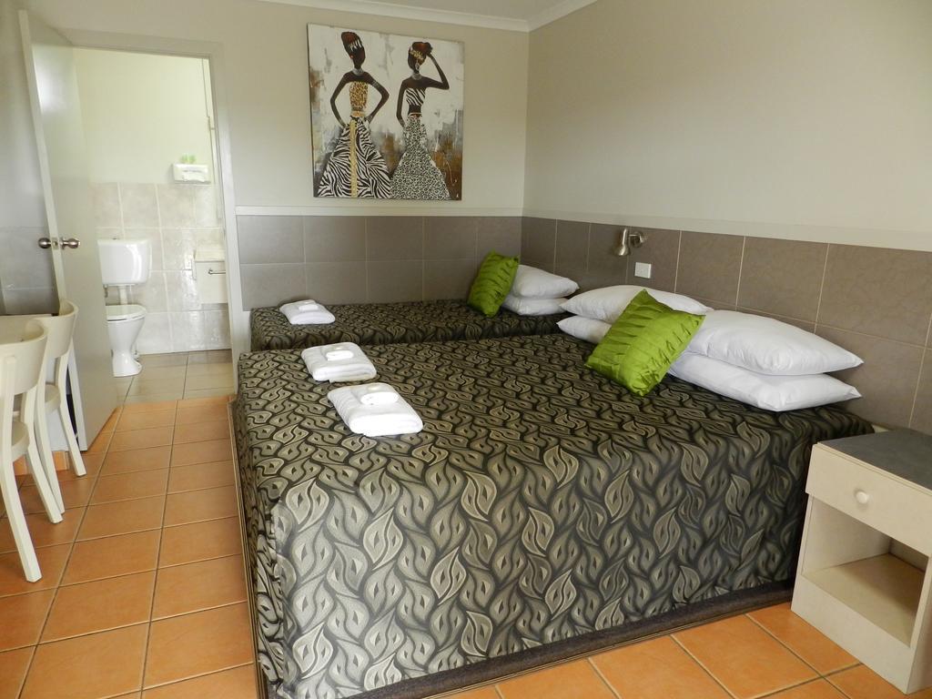 בונדברג Golden Palms Motor Inn מראה חיצוני תמונה