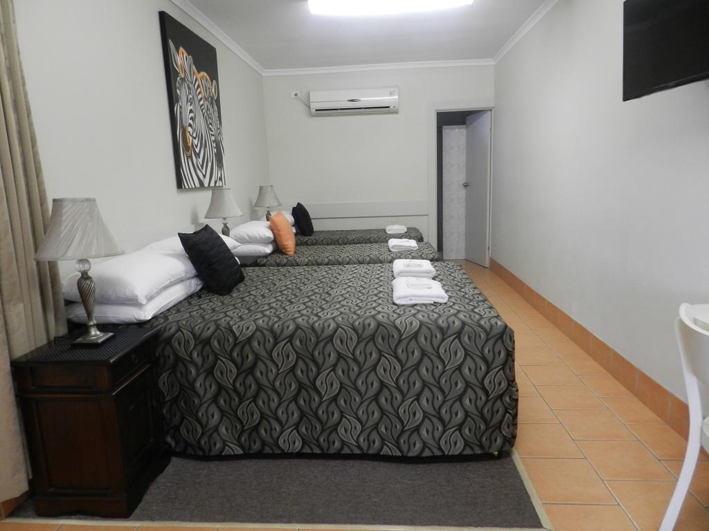 בונדברג Golden Palms Motor Inn מראה חיצוני תמונה