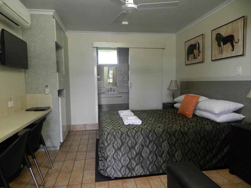 בונדברג Golden Palms Motor Inn מראה חיצוני תמונה