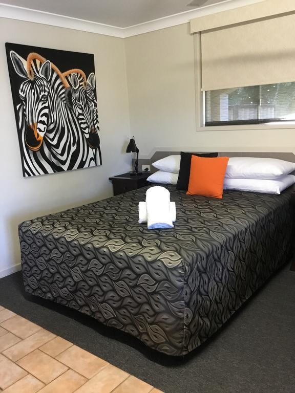 בונדברג Golden Palms Motor Inn מראה חיצוני תמונה