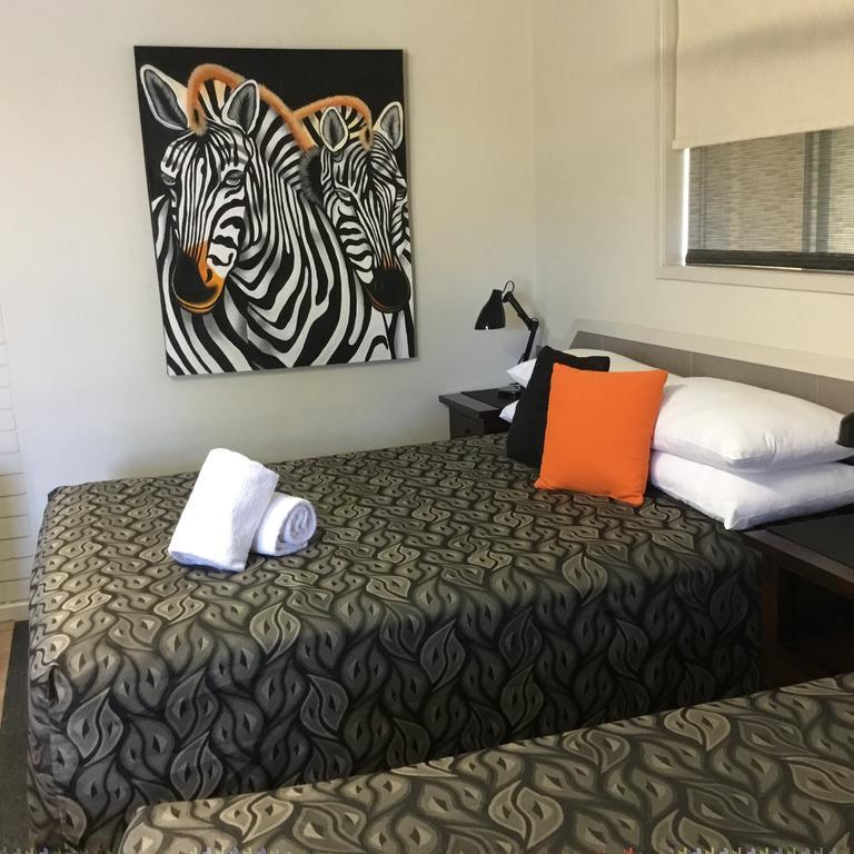 בונדברג Golden Palms Motor Inn מראה חיצוני תמונה