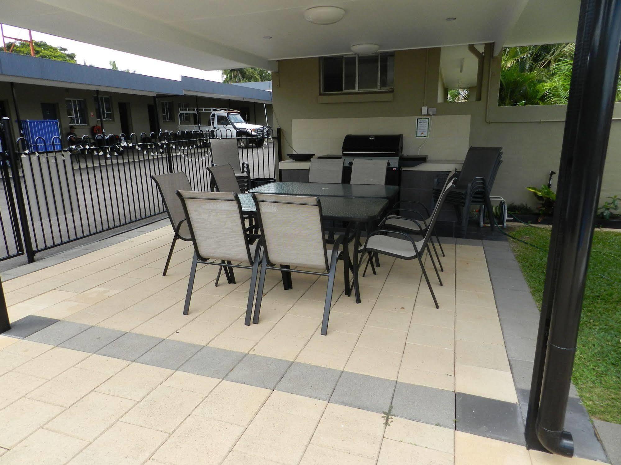 בונדברג Golden Palms Motor Inn מראה חיצוני תמונה