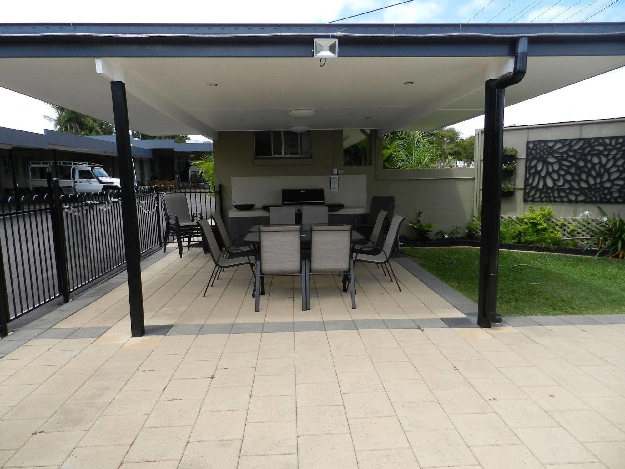 בונדברג Golden Palms Motor Inn מראה חיצוני תמונה
