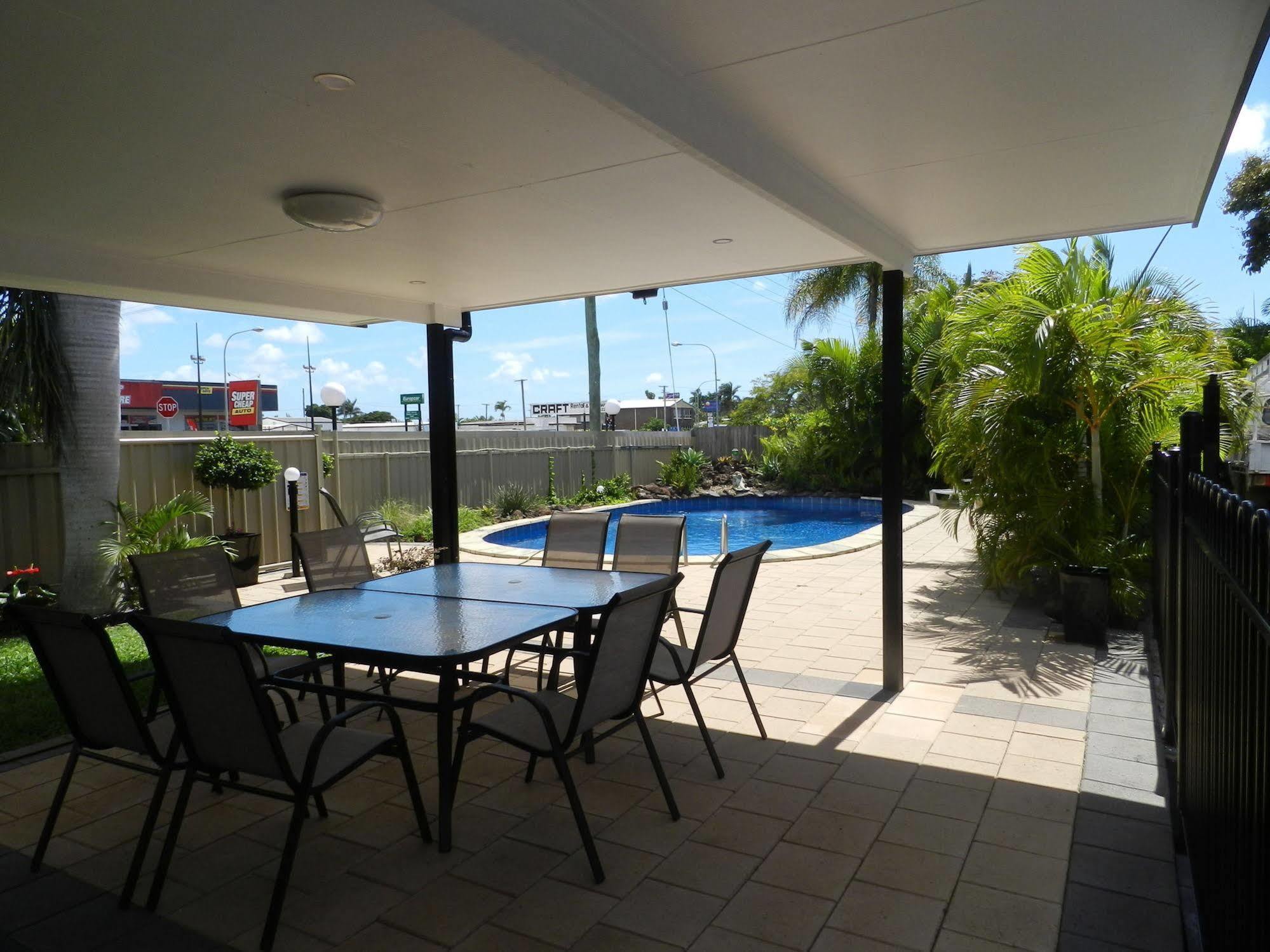 בונדברג Golden Palms Motor Inn מראה חיצוני תמונה